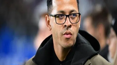 狼迷迟到15分钟入场，怒声抗议复星国际介入曼联之战！